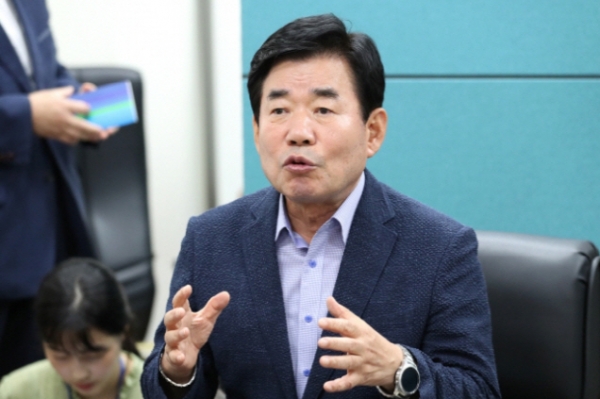 이재명 경기도지사에게 탈당 요구하는 김진표 의원