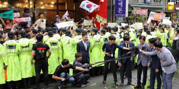 민중당 의원들과 충돌하고 있는 김기춘 전 비서실장