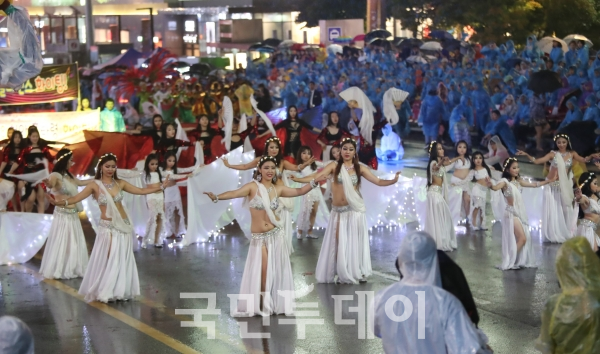 천안흥타령춤축제가 16일까지 열리는 가운데 14일에는 신부동 버스터미널 앞에서 거리댄스퍼레이드가 펼쳐져 구본영 천안시장이 시민들과 춤을 추고 있다.(사진=천안시)