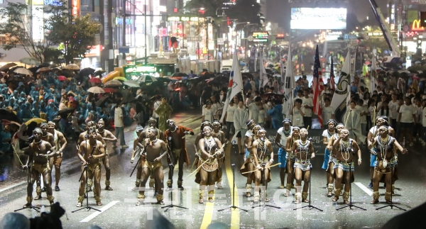 15일 천안흥타령춤축제 거리댄스퍼레이드가 천안 신부동 버스터미널 앞에서 펼쳐져  경연에 참가한 외국 팀원들이 함께 손을 흔들고 있다.(사진=천안시)