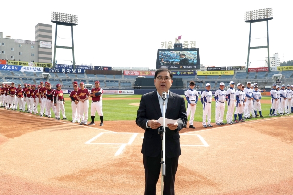  14일 마산야구장에서 열린 ‘2018 한국-대만 연예인 올스타 자선 야구대회’를 성공적으로 마쳤다.