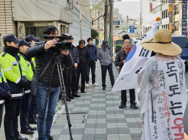지난 29일 부산 일본영사관앞 독도는 대한민국 땅을 외치는 노병만씨 와 정종수씨의 모습(사진=SNS)