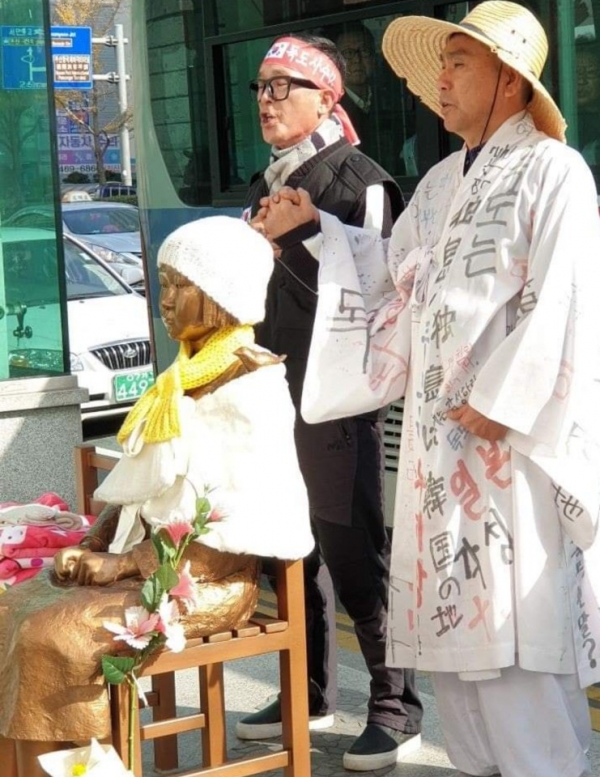 지난 29일 부산 일본영사관앞 독도는 대한민국 땅을 외치는 노병만씨 와 정종수씨의 모습(사진=SNS)