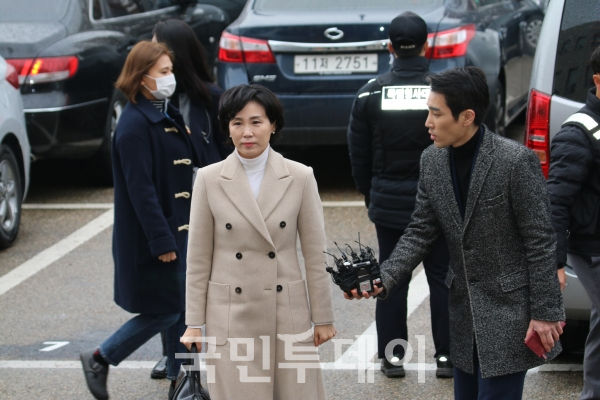 김혜경씨가 4일 오전 10시 수원지검에 출두하는 모습이다.