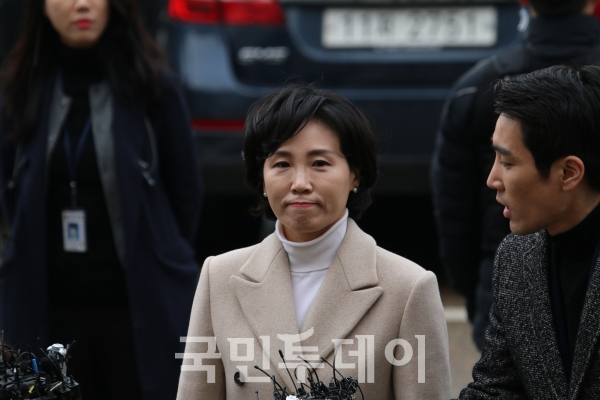 김혜경씨 가 대기중인 기자들에 질문을 받으며 수원지검 안으로 들어서는 모습이다.