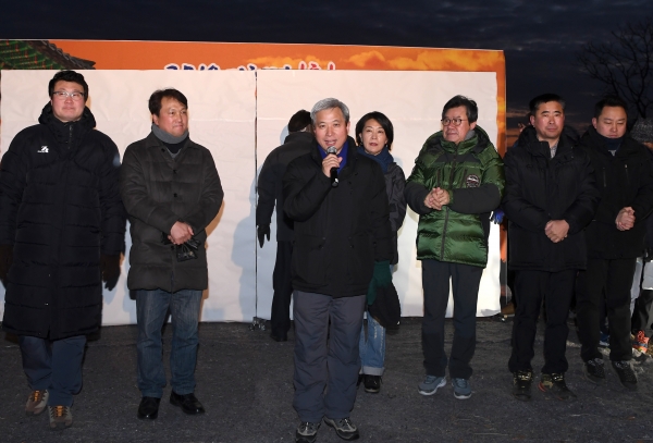 오산시(시장 곽상욱)는 1일 오산 수청동에 위치한 현충탑에서 ‘2019년 신년참배’를 거행했다.