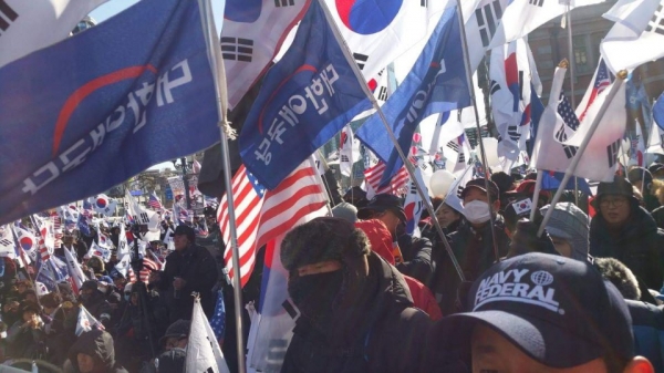지난해 12월29일 서울역 광장 앞에는 태극기집회 운동원들이 박근혜 전대통령의 구출 피켓을들고 시위가 있었다.