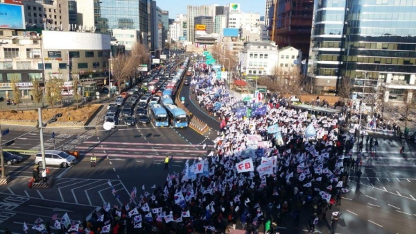 지난해 12월29일 서울역 광장 앞에는 태극기집회 운동원들이 박근혜 전대통령의 구출 피켓을들고 시위가 있었다.