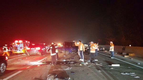 하남시 중부 1고속도로 광주-하남방향 동서울TG 4km전에서 13일 새벽 5시30분쯤 7중 추돌 사고가 발생했다.(사진=재난안전본부)