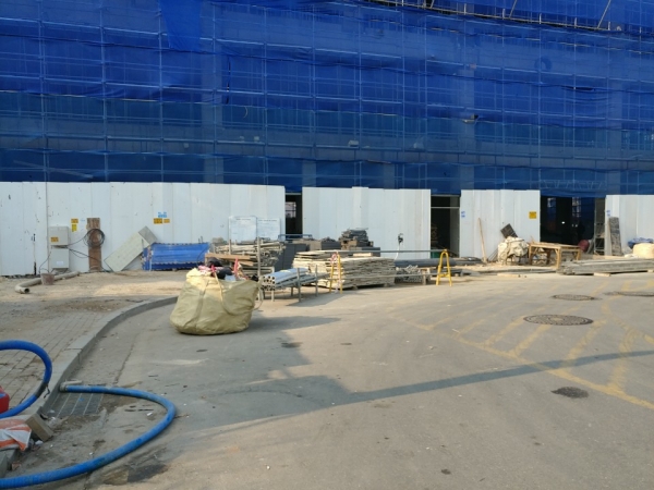 지난, 11일 시흥시 능곡동 주변 씨티타워 신축건물 공사장 주변 일대가 건설현장에 사용되는 적치물관련들이 어지럽게 놓여있는 모습이다.