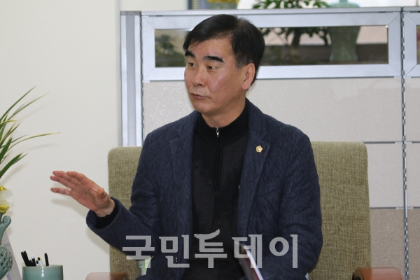 경기도의회 더불어민주당 염종현(부천1)대표의원이 지난 16일 인터넷매체와인터뷰를 진행했다.(사진=공동취재단)