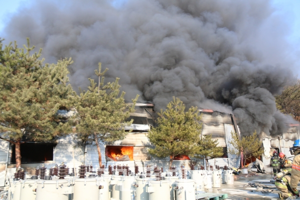 용인시 기흥구 공세동 고매로 부근 공장에서 18일 화재가 발생했다.(사진=소방서)