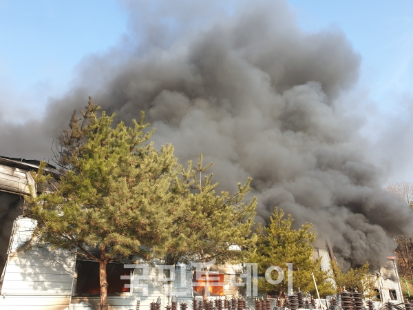 용인시 기흥구 공세동 고매로 부근 공장에서 화재가 발생했다.