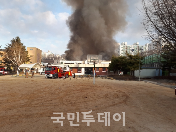 경기도 안성시 안성여중내 체육관 지붕 철거 작업중 22일 화재가 발생했다.(사진=재난안전본부)