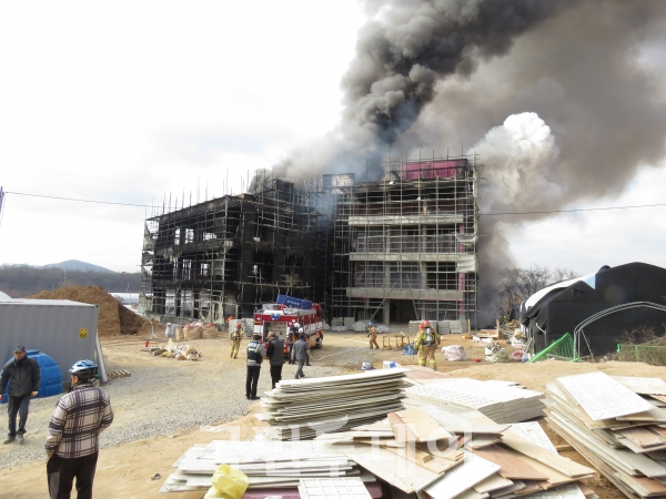 의왕시 초평동 319-1 신축상가건물 2동 공사현장에서 21일 화재가 발생했다.