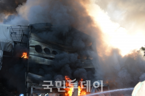 경기도 고양시 일산동구 성석동 부근 C공장에서 11일 화재가 발생했다.