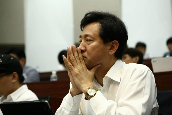 오세훈 전 서울시장은 12일 자유한국당의 비상식적인 결정들에 아직도 동의하기 어렵다며 자신의 SNS를 통해 심경을 밝혔다.(사진=오세훈SNS)