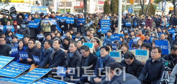 김경수 경남지사의 무죄를 촉구하는 시위가 16일 오후 경남 창원시에서 벌어졌다.