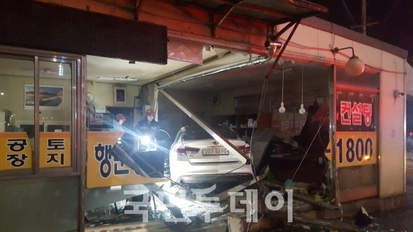 김포시 양촌읍 구래리 인근 부동산으로 승용차가 돌진하는 사고가 19일 발생했다.(사진=재난안전본부)