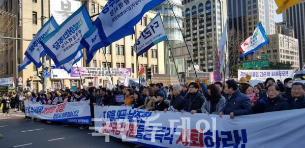 5.18민주정신을 폄훼해서는 안된다며 이에뜻을 함께한 사람들의 궐기가 23일 서울 청계광장에서 진행됐다.