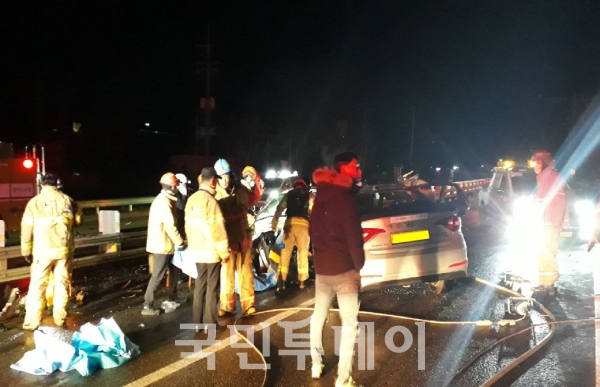 평택시 청북읍에서 14일 택시와 승용차가 정면 충돌하여 3명이 사망했다.