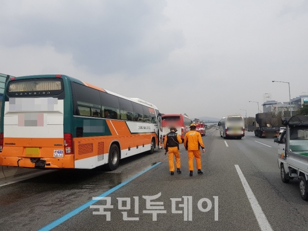 15일, 경부고속도로를 달리던 버스 3중 충돌이 발생했다.