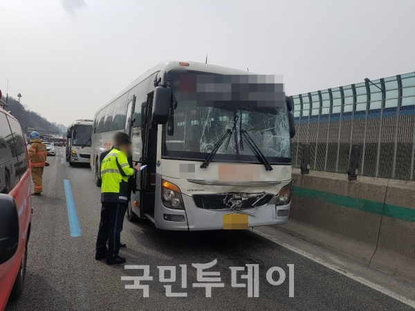 15일, 경부고속도로를 달리던 버스 3중 충돌이 발생했다.(사진=재난안전본부)