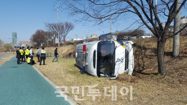 용인서부경찰서 소속 25인승 버스가 17일 추락했다.(사진=재난안전본부)