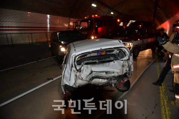 남양주시 평내동 산 118-1, 백봉터널 안에서 18일 서울방향 으로 향하던 차량들에서 추돌사고가 일어났다.(사진=소방서)