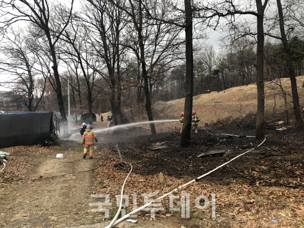 경기도 군포시 부곡동 들판 원두막에서 화재가 23일 발생했다.