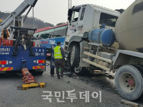 27일 영동도속도로 강릉방향 동수원 IC 진입로에서 차량 4중 추돌 사고로 4명이 다쳐 병원으로 이송 됐다.