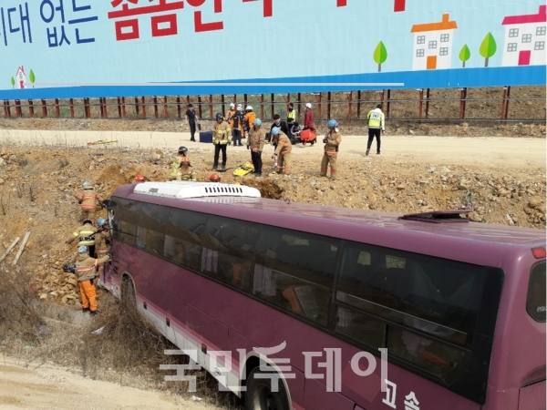 28일 경부고속도로 상행선 동탄분기점 인근에서 삼흥고속버스40인승이 6미터 아래로 추락했다.