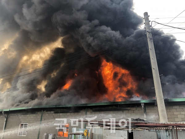 남양주시 진건읍 진관리 부근 침구류 제작 공장 창고에서 28일 화재가 발생했다.