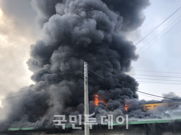 남양주시 진건읍 진관리 부근 침구류 제작 공장 창고에서 화재가 발생했다.