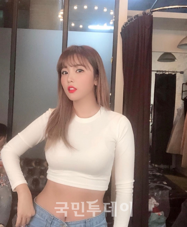 16일 가수 홍진영이 촬영 중 인스타그램을 통해 허리라인이 돋보인 몸매를 공개했다.(사진=인스타그램)