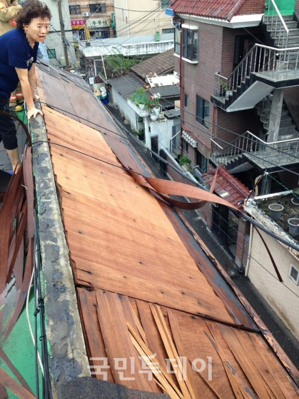 7일 태풍‘링링’의 영향으로 경기도 의왕시 오전동의 부근 마을의 한 가정의 지붕이 뜯겨졌다는 신고로 의왕소방서가 출동했다.