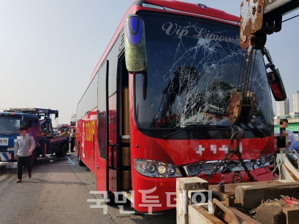28일 오전 9시 06분쯤 상행선 경부고속도로 용인시 신갈IC 부근에서 버스3중 추돌이 발생했다.