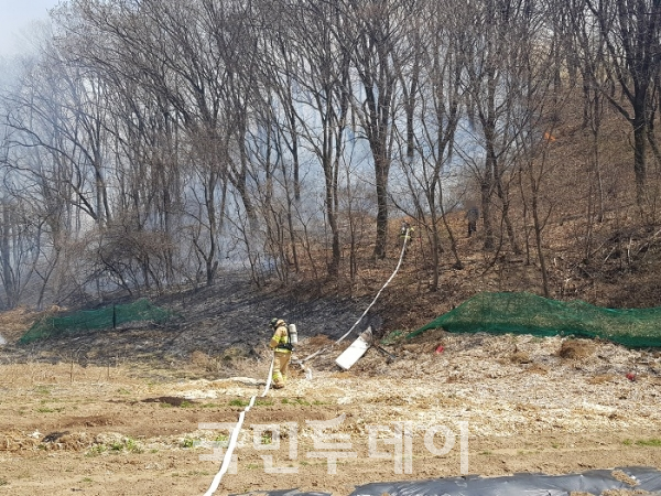 지난 5일 경기도 광주시 오포읍 신현리 인근 문형산에서 화재가 발생되 ​​​​​​​소방대원들이 진화에 나서고 있다.(사진=소방서)