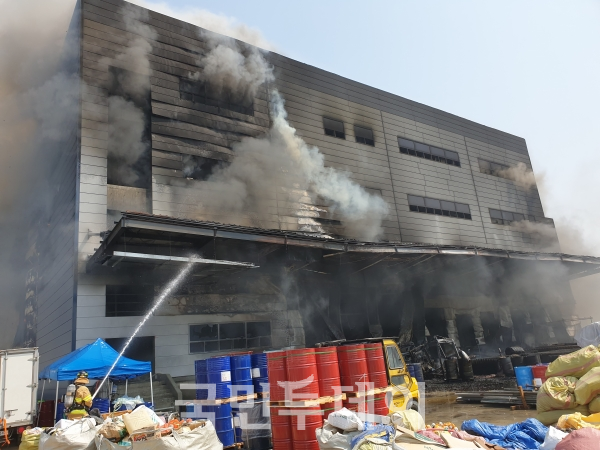 경기도 이천시 A물류센터 공장에서 29일 오후 1시31분을 기해 화재가 발생했다.
