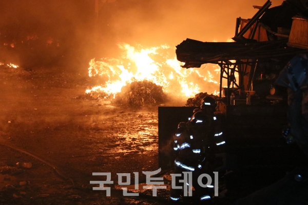 경기도 시흥시 과림동(164-3)에 위치한 재활용 플라스틱 폐기물 적치장에서 2일 화재가 발생했다.(사진=재난안전본부)