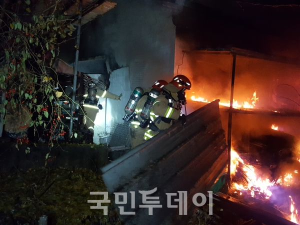 경기도 남양주시 일패동 부근에서 5일 공장창고화재