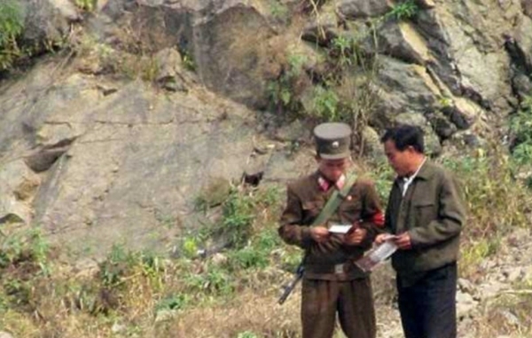 북-중 국경지역에 드나드는 주민을 단속하는 북한국경경비대원