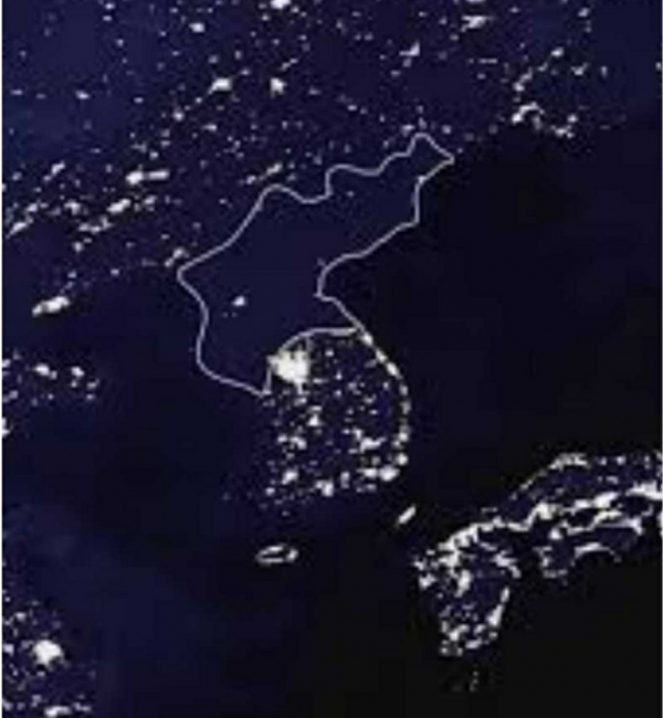위성에서 본 남과 북 / 위 사진은 북한의 열약한 전력상황을 그대로 보여주고 있다. [사진=네이버]