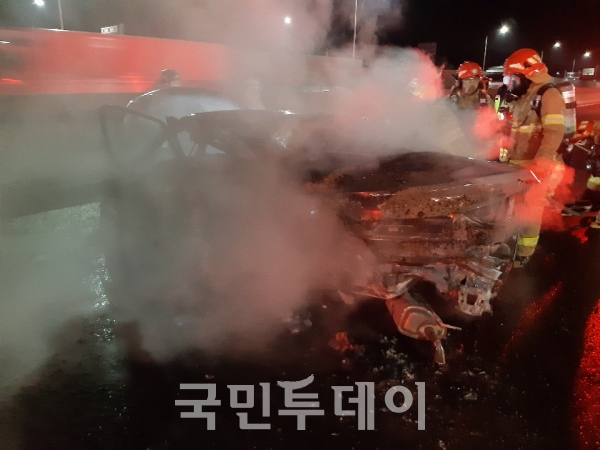 경부고속도로 상행선 서울방향 성남시 대왕판교IC 인근에서 4일 밤 11시15분을기해 아반떼차량 과 벤츠SUV차량이 사고로 전소됐다.